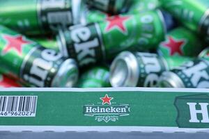 kharkov, ucrânia - 31 de julho de 2021 latas verdes de cerveja heineken lager produzidas pela cervejaria holandesa heineken nv foto