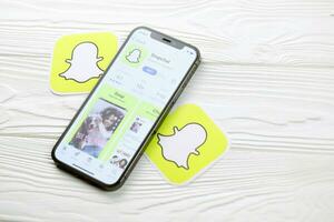 Carcóvia, Ucrânia - marcha 5, 2021 snapchat ícone e inscrição a partir de aplicativo loja em Iphone 12 pró exibição tela em branco mesa foto