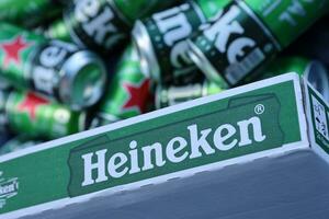 kharkov, ucrânia - 31 de julho de 2021 latas verdes de cerveja heineken lager produzidas pela cervejaria holandesa heineken nv foto