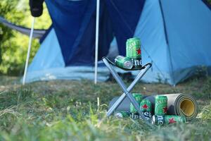 kharkov, ucrânia - 31 de julho de 2021 latas verdes de cerveja heineken lager produzidas pela cervejaria holandesa heineken nv foto