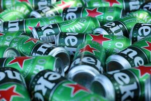 kharkov, ucrânia - 31 de julho de 2021 latas verdes de cerveja heineken lager produzidas pela cervejaria holandesa heineken nv foto