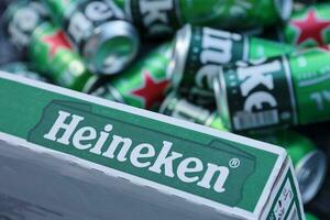 kharkov, ucrânia - 31 de julho de 2021 latas verdes de cerveja heineken lager produzidas pela cervejaria holandesa heineken nv foto