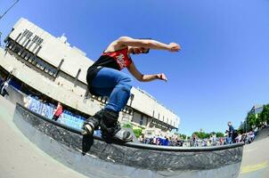 kharkiv, ucrânia - 27 de maio de 2018 patinação durante o festival anual de culturas de rua foto