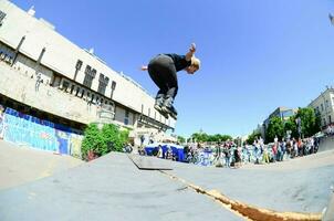 kharkiv, ucrânia - 27 de maio de 2018 patinação durante o festival anual de culturas de rua foto