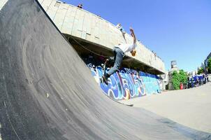 Kharkiv, Ucrânia - 27 de maio de 2018 concurso de skate no parque de skate ao ar livre durante o festival anual de culturas de rua foto