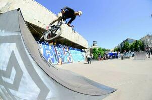 kharkiv, ucrânia - 27 de maio de 2018 pilotos de bmx freestyle em um skatepark durante o festival anual de culturas de rua foto