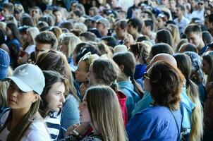 Kharkiv, Ucrânia - 27 de maio de 2018 multidão de pessoas como espectadores durante o festival anual de culturas de rua foto