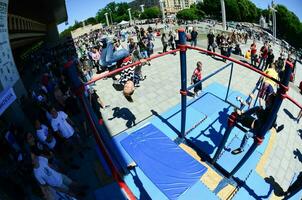 Kharkiv, Ucrânia - 27 de maio de 2018 show de treino de rua durante o festival anual de culturas de rua foto