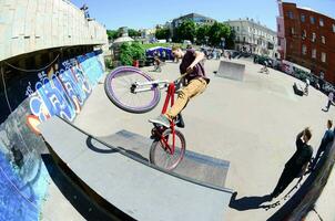 kharkiv, ucrânia - 27 de maio de 2018 pilotos de bmx freestyle em um skatepark durante o festival anual de culturas de rua foto