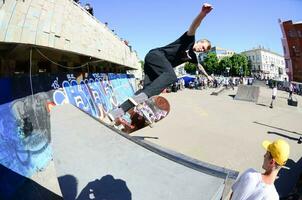 Kharkiv, Ucrânia - 27 de maio de 2018 concurso de skate no parque de skate ao ar livre durante o festival anual de culturas de rua foto