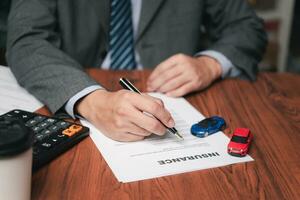 homem assinatura carro seguro documento contrato acordo . comprando ou vendendo Novo ou usava veículo. foto