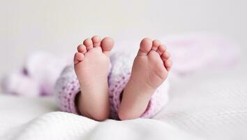 fechar-se do recém-nascido bebê pés deitado em branco fundo, generativo ai foto