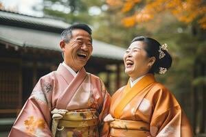 retrato do uma jovem casal dentro yukata em pé juntos debaixo a cereja Flor árvore. foto