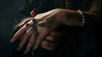 mulher mãos com uma Cruz. fé. cristandade. religião. igreja. Cruz. foto
