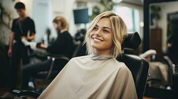 beleza salão, fêmea cabeleireiro fazendo Penteado para jovem mulher, morena modelo dentro cabelo salão foto