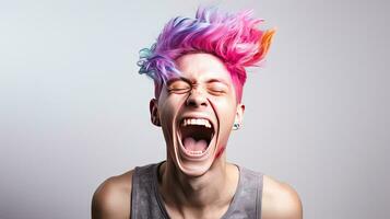 fechar-se foto do uma bonito cabelos multicoloridos homem sorridente largamente, mostrando fora dele perfeito dentes. expressar seu emoções dentro uma brilhantemente aceso quarto a conceito do pessoas e felicidade