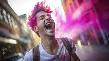 fechar-se foto do uma bonito cabelos multicoloridos homem sorridente largamente, mostrando fora dele perfeito dentes. expressar seu emoções dentro uma brilhantemente aceso quarto a conceito do pessoas e felicidade