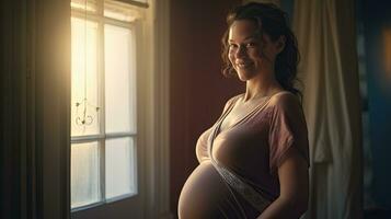 uma grávida mulher ficou sorridente dentro a canto do a janela com luz transmissão através a janela. foto