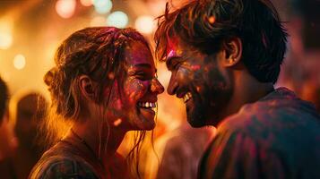 feliz casal coloca pintura em seus rostos durante holi celebração. indiano holi festival foto