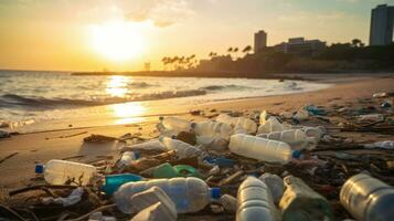 lixo em a Beira do a esvaziar e sujo plástico garrafa grande cidade de praia de Meio Ambiente poluição ecológico problemas foto