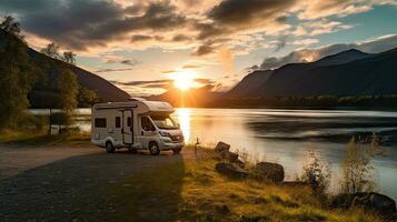 família período de férias viagem trailer, feriado viagem dentro autocaravana, caravana carro período de férias. lindo natureza Noruega natural panorama. foto