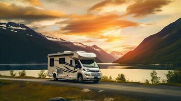 família período de férias viagem trailer, feriado viagem dentro autocaravana, caravana carro período de férias. lindo natureza Noruega natural panorama. foto