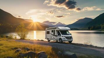 família período de férias viagem trailer, feriado viagem dentro autocaravana, caravana carro período de férias. lindo natureza Noruega natural panorama. foto