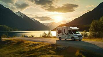 família período de férias viagem trailer, feriado viagem dentro autocaravana, caravana carro período de férias. lindo natureza Noruega natural panorama. foto