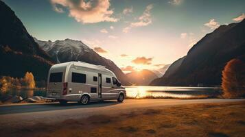 família período de férias viagem trailer, feriado viagem dentro autocaravana, caravana carro período de férias. lindo natureza Noruega natural panorama. foto