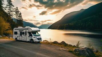 família período de férias viagem trailer, feriado viagem dentro autocaravana, caravana carro período de férias. lindo natureza Noruega natural panorama. foto