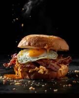 bacon sanduíche suspensão dentro a ar com ovos e pão foto