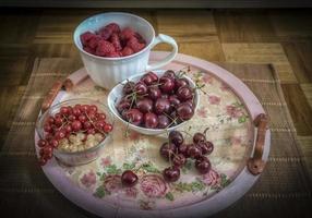 uma configuração colorida de frutas vermelhas de verão foto