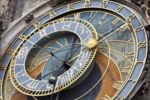 detalhe do histórico relógio astronômico medieval em praga na antiga prefeitura, república checa foto