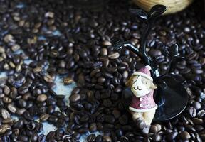 café cru e boneca de papai noel para o conceito de natal foto