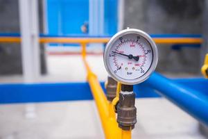 close up do manômetro para medir a pressão do gás. tubos e válvulas na planta industrial foto
