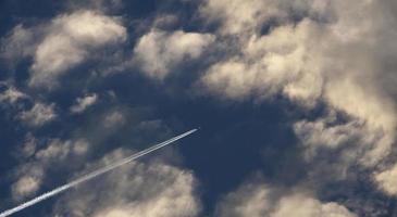 avião voando no céu nublado de madri foto
