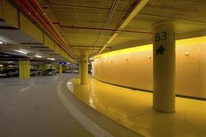 iluminação e sinalização luminosa em estacionamento subterrâneo de shopping center, espanha foto