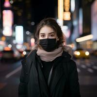 uma mulher vestindo uma face mascarar em uma cidade rua às noite generativo ai foto