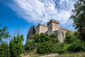 Fortaleza de Albornoz na colina acima de Narni, Itália, 2020