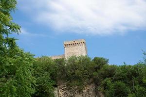 Fortaleza de Albornoz na colina acima de Narni, Itália, 2020