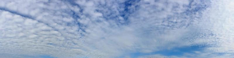 céu panorâmico com nuvens em um dia ensolarado foto