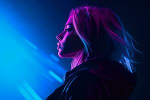 uma mulher dentro frente do uma azul e roxa luz generativo ai foto