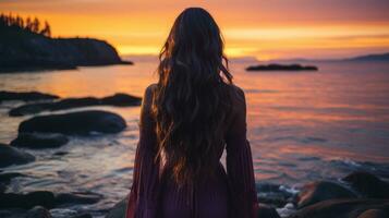uma mulher com grandes cabelo em pé em pedras às pôr do sol generativo ai foto