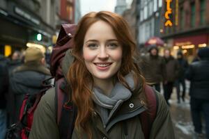 uma mulher com vermelho cabelo e uma mochila sorrisos para a Câmera generativo ai foto