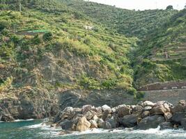 cinque terre às a Mediterrâneo mar foto