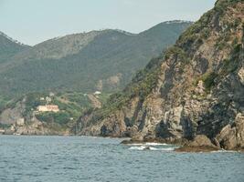 cinque terre às a Mediterrâneo mar foto