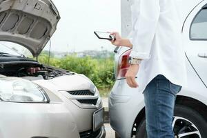 ásia homens motorista Verifica para danificar depois de uma carro acidente antes levando As fotos e enviando seguro. conectados carro acidente seguro afirmação depois de submetendo fotos e evidência para a seguro empresa.