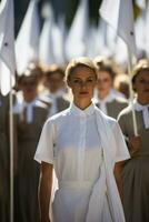 branco bandeira tremulando no meio historicamente vestido participantes dentro digno cerimônias foto