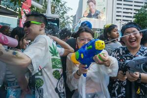 sião quadrado, Bangkok, Tailândia - abril 14, 2023 songkran festival, a curto açao do pessoas junta-se celebrações do a tailandês Novo ano ou songkran dentro sião quadrado Bangkok, tailândia. foto