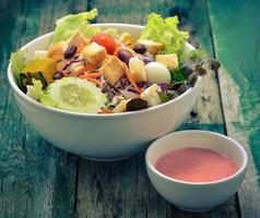 salada fresca com tomate e pepino foto